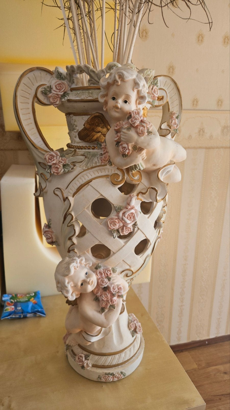 Decoratieve vaas met engeltjes en rozen, Ophalen