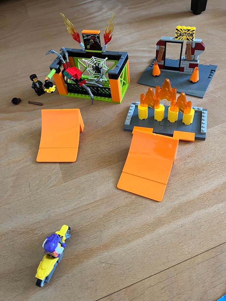 LEGO City Stuntshow Arena 60293 met motoren en ramps, City, Lego, Ophalen of Verzenden, Zo goed als nieuw