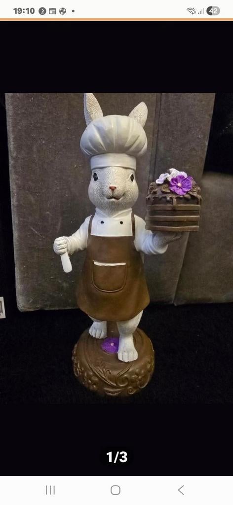 Een charmant beeldje van een konijn verkleed als bakker, Ophalen of Verzenden, Nieuw, Dier