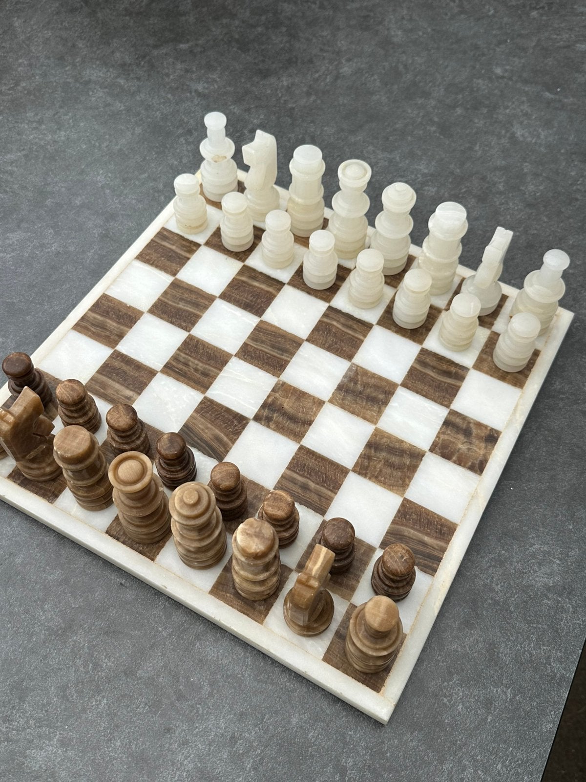 Vintage bruin wit onyx/marmeren schaakbord inclusief stukken, Antiek en Kunst, Ophalen