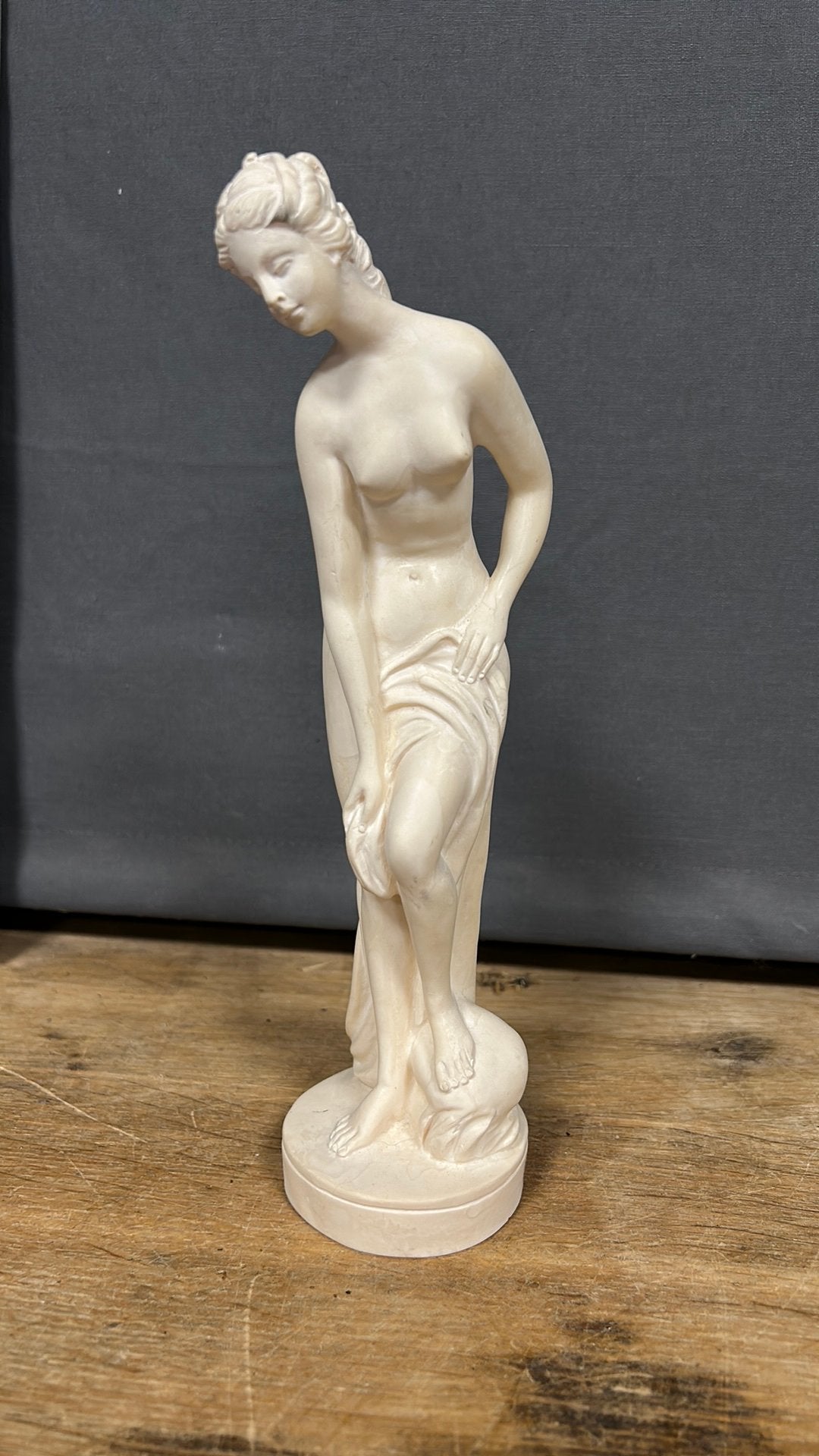 Badende Venus. Door A. Santini. Puntgaaf., Ophalen of Verzenden, Gebruikt, Mens