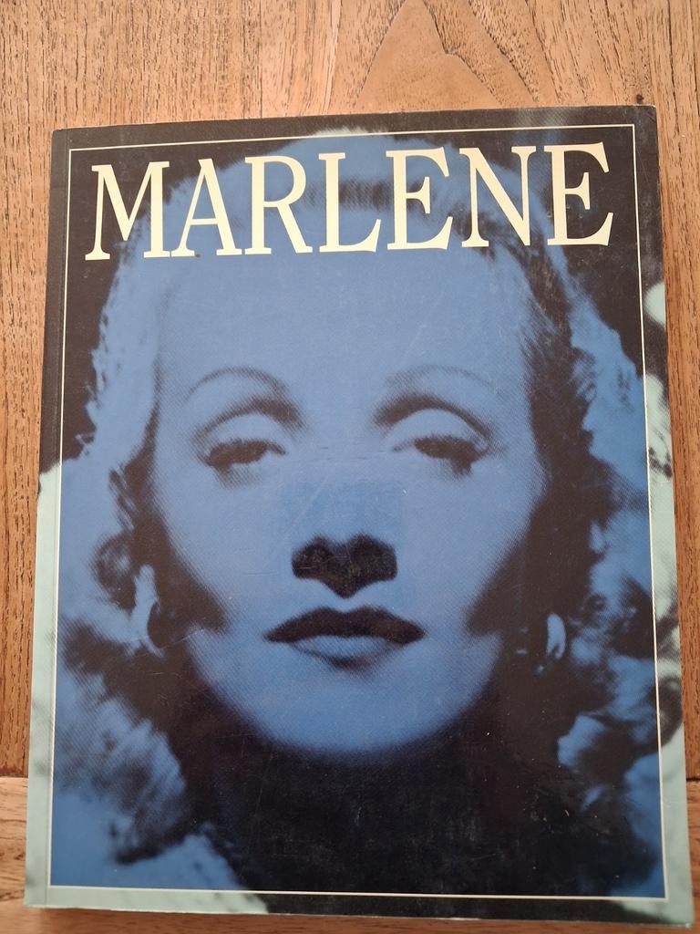 Marlene Dietrich Fotoboek - Riccardo Nils (1992), Boeken, Ophalen of Verzenden, Gelezen, Riccardo Nils, Film, Tv en Media