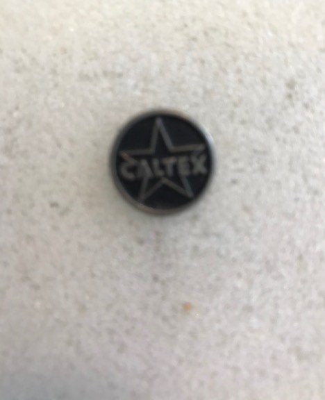 speldje CALTEX, Verzamelen, Speldjes, Pins en Buttons, Zo goed als nieuw, Overige onderwerpen, Ophalen of Verzenden