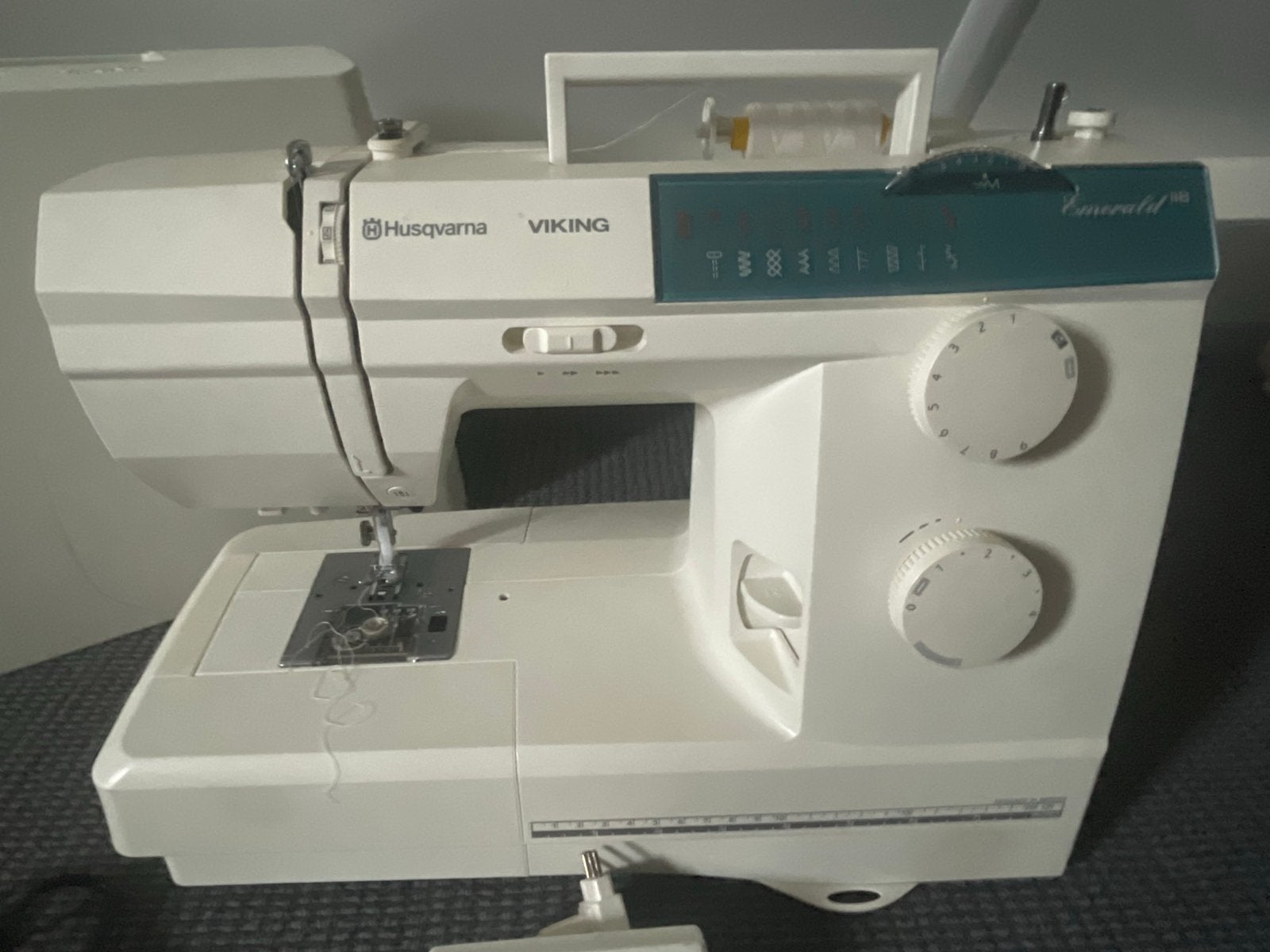 Goed werkende Husqvarna Viking Emerald 116 naaimachine, Hobby en Vrije tijd, Naaimachines en Toebehoren, Gebruikt, Naaimachine
