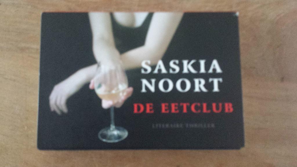 Saskia Noort - De eetclub ( dwarsligger), Boeken, Thrillers, Zo goed als nieuw, Nederland, Ophalen of Verzenden