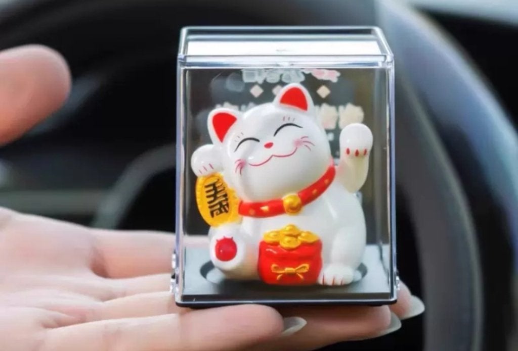 Witte gelukskat (Maneki Neko) op kussen, zonne-energie, Ophalen of Verzenden, Nieuw, Hond of Kat, Beeldje of Figuurtje