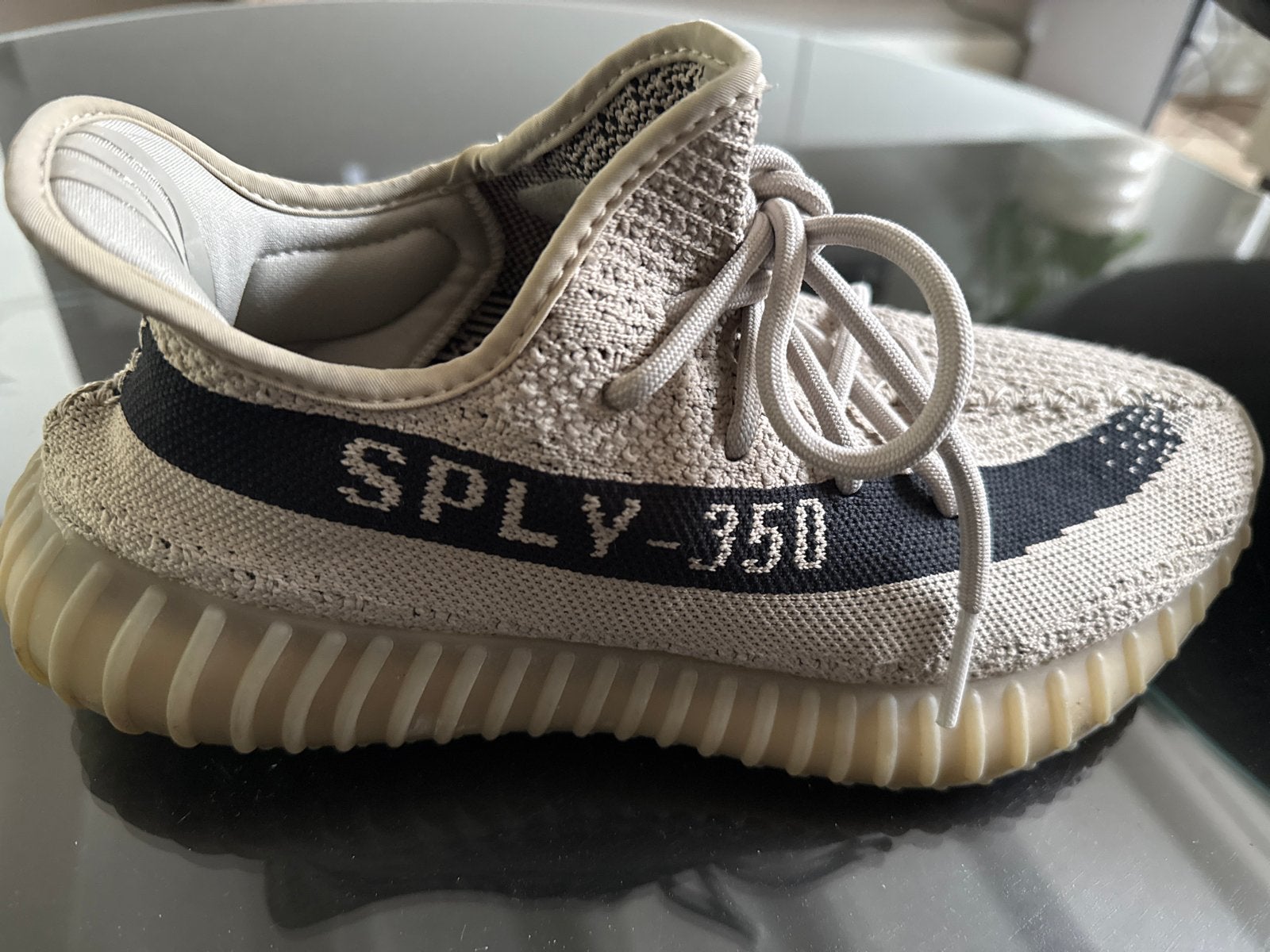 Adidas Yeezy Boost 350 V2 'Bone' - Maat 42, Kleding | Heren, Schoenen, Ophalen of Verzenden, Zo goed als nieuw, Overige kleuren