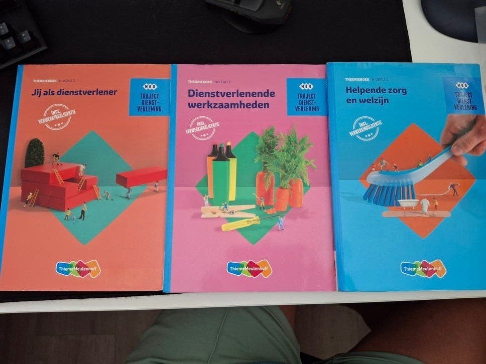 Helpende Zorg en Welzijn - 3 boeken MBO Niveau 2, Ophalen of Verzenden, Beta, Zo goed als nieuw, MBO
