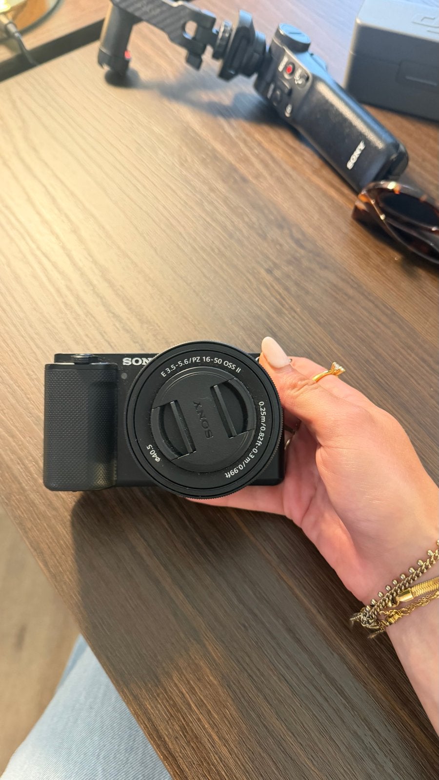 Sony ZV-E10 vlogcamera + 16-50mm lens + Vlogging Grip, Audio, Tv en Foto, Fotocamera's Digitaal, Nieuw, Ophalen of Verzenden, Grip