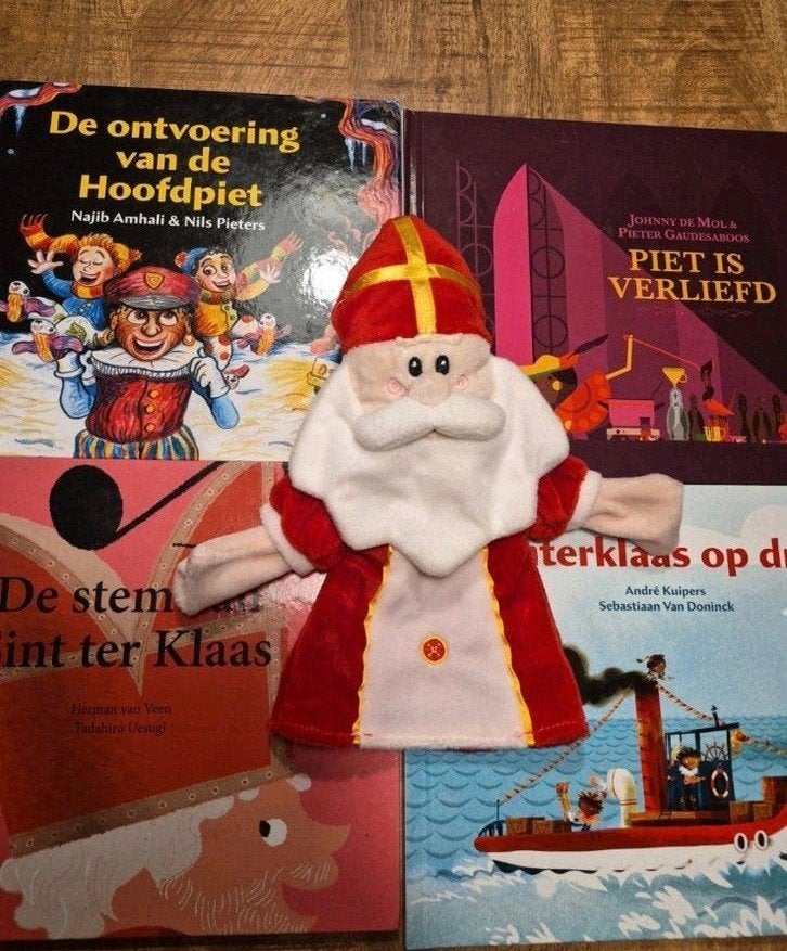 Sinterklaas boeken en handpop - Set van 4 boeken en pop, Boeken, Ophalen of Verzenden, Zo goed als nieuw, Fictie algemeen