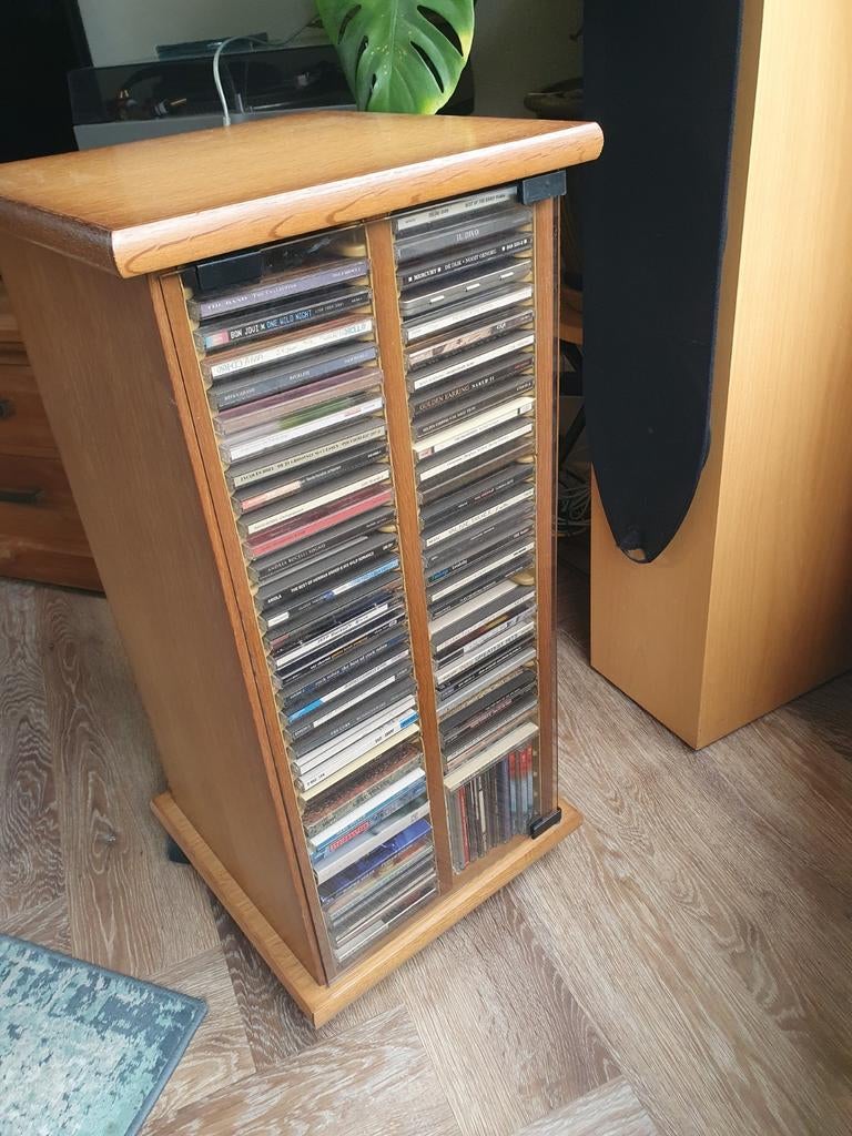 CD kastje op wieltjes met glazen deurtjes, Ophalen, Gebruikt, 75 tot 150 discs, Cd's