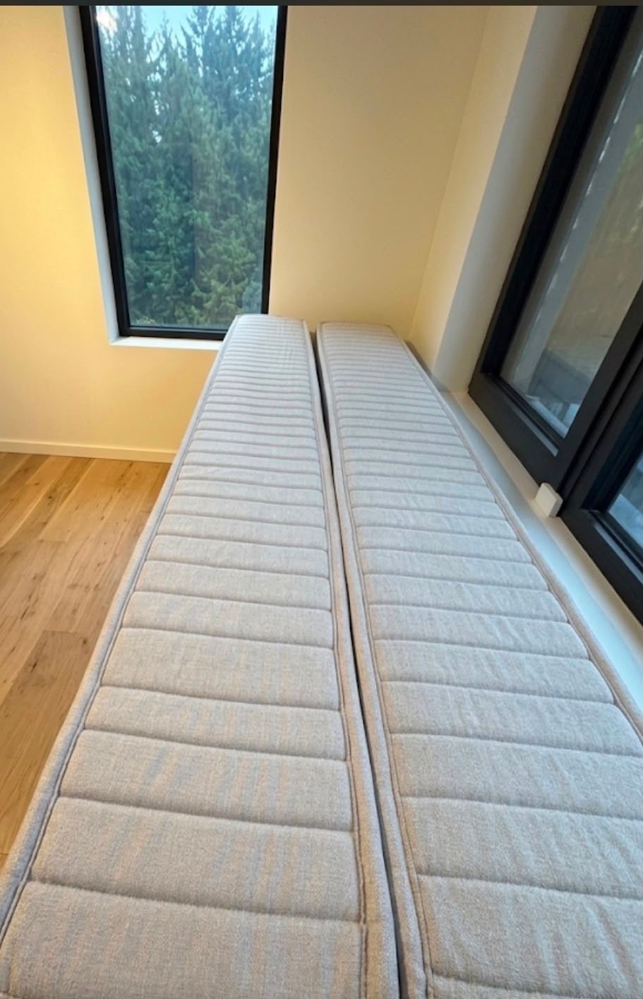 Twee eenpersoons boxsprings anti-slip 100x 200 per matras, Eenpersoons, Beige, Ophalen of Verzenden, Zo goed als nieuw