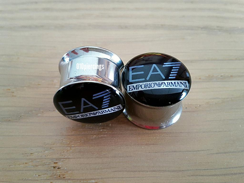 Nieuwe pluggen, tunnels. Staal. Logo armani. 12 mm., Ophalen of Verzenden, Zo goed als nieuw, Staal, Oor- of Traguspiercing