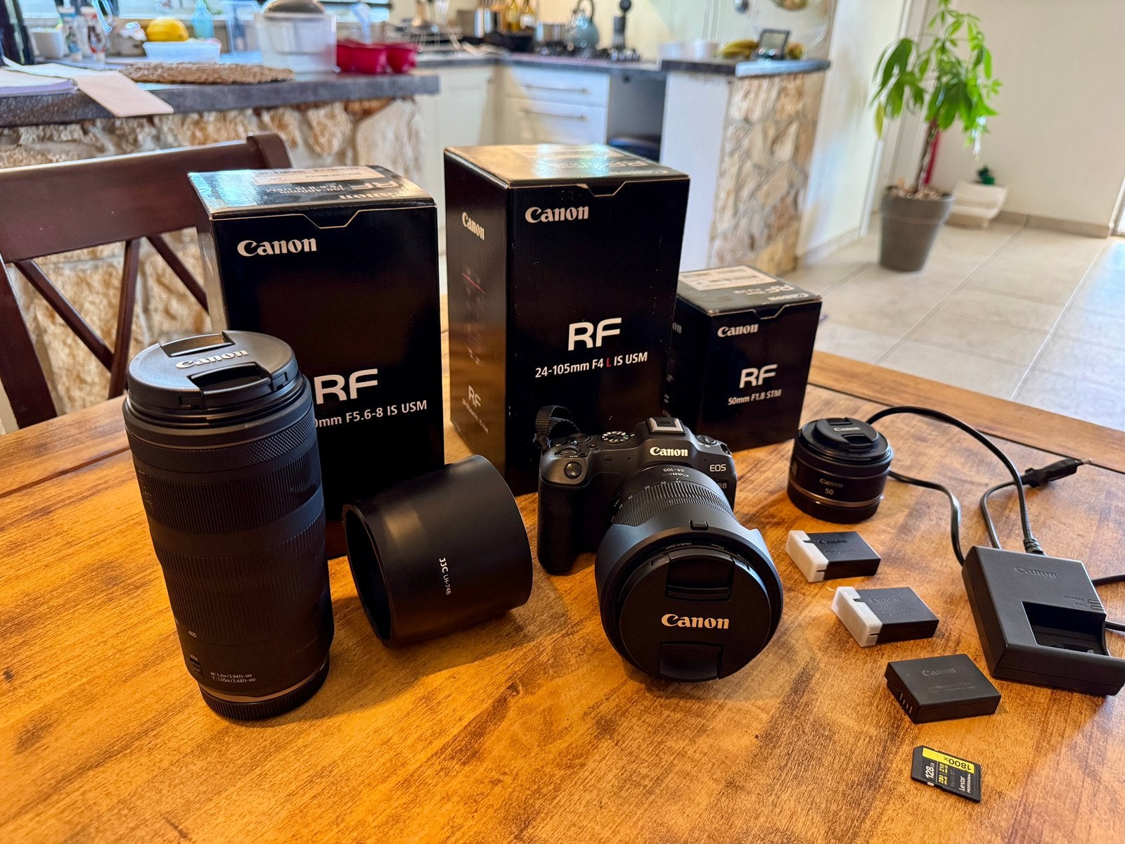 Canon R8 - nieuwstaat - inclusief 3 lenzen, Audio, Tv en Foto, Fotocamera's Digitaal, Ophalen of Verzenden, Zo goed als nieuw