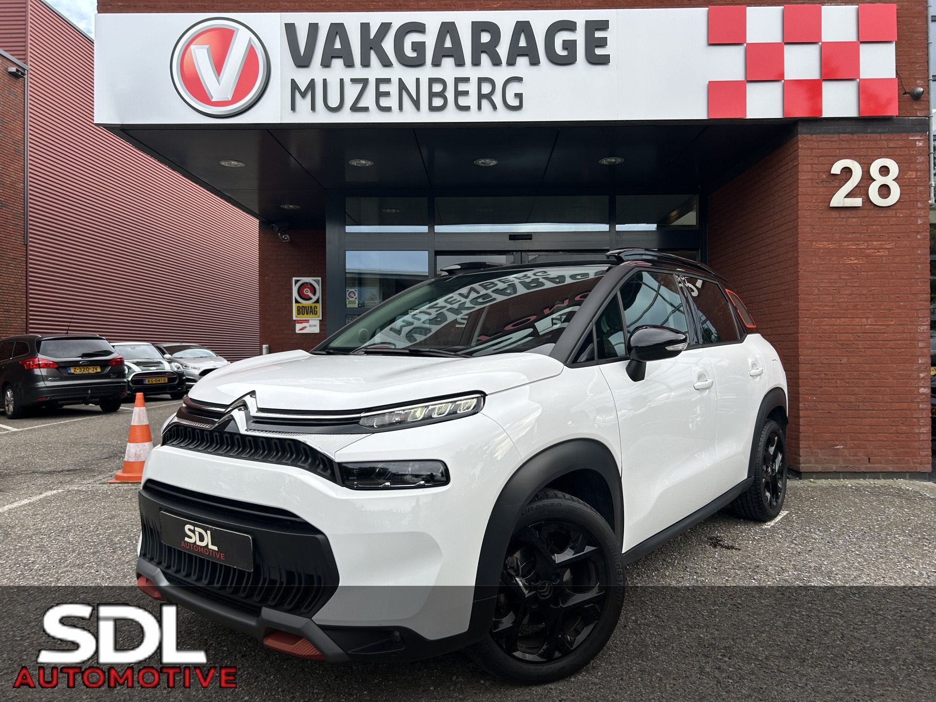 Citroën C3 Aircross 1.2 PureTech Shine // LED // KEYLESS //, Gebruikt, Zwart, 1199 cc, Leder en Stof
