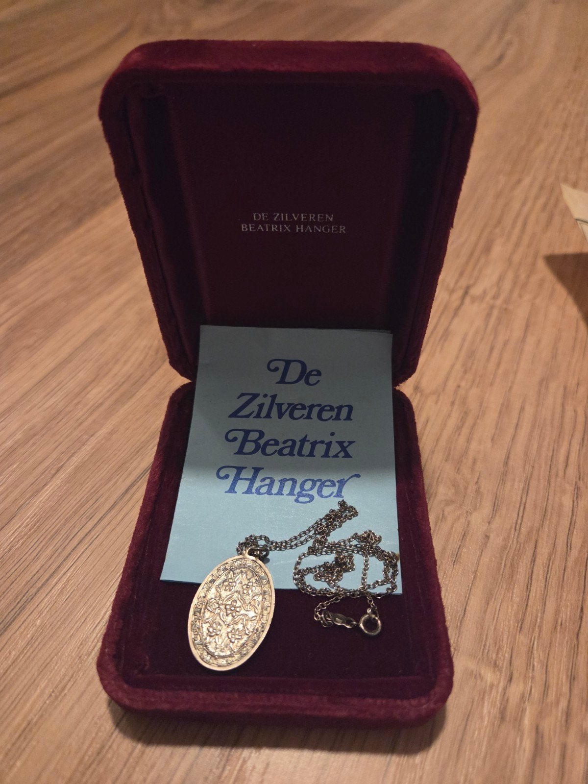 Zilveren Beatrix hanger met ketting + doos en documentatie, Ophalen of Verzenden