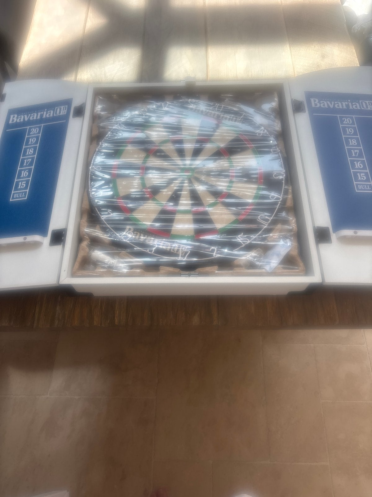 Bavaria 0.0 Dartbord met kast - Nieuw in verpakking, Sport en Fitness, Darts, Ophalen of Verzenden, Nieuw, Dartbord met pijlen