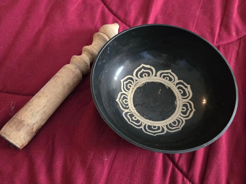 Zwarte klankschaal met klopper - Meditatie & Ontspanning, Muziek en Instrumenten, Ophalen of Verzenden, Zo goed als nieuw
