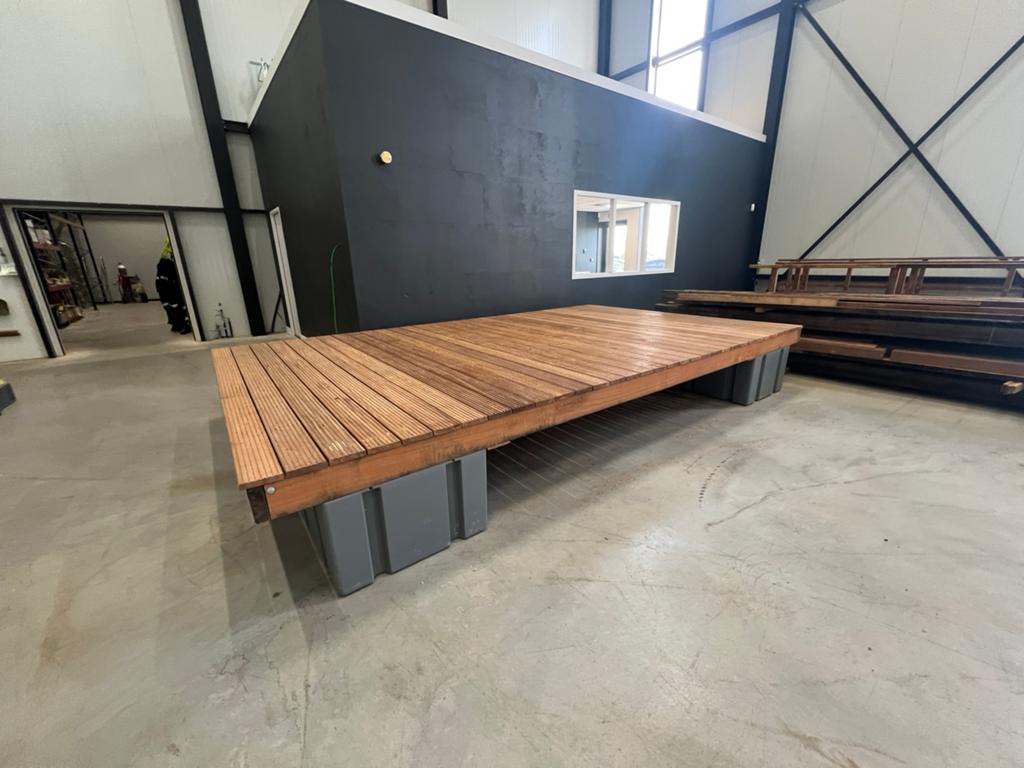 Drijvend terras 5,0m1 x 3,0m1 voorzien van hardhouten dek, Tuin en Terras, Terrasdelen en Vlonders, Nieuw, Hout, Ophalen of Verzenden