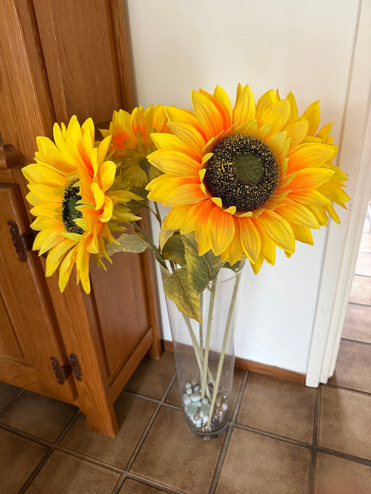 Glazen vaas met kunst zonnebloemen en decoratiesteentjes, Ophalen, Transparant, Inclusief decoratie, Glas