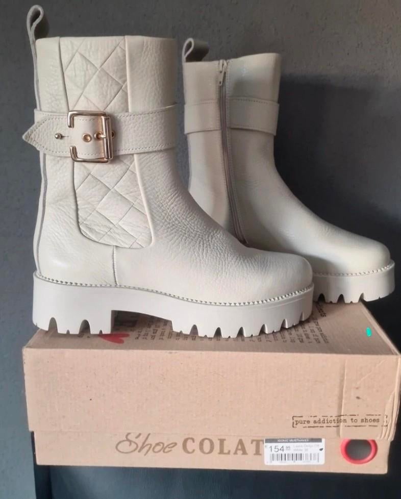 Laarsjes shoecolate nieuw creme ecru 38 festival, Ophalen of Verzenden, Nieuw, Beige