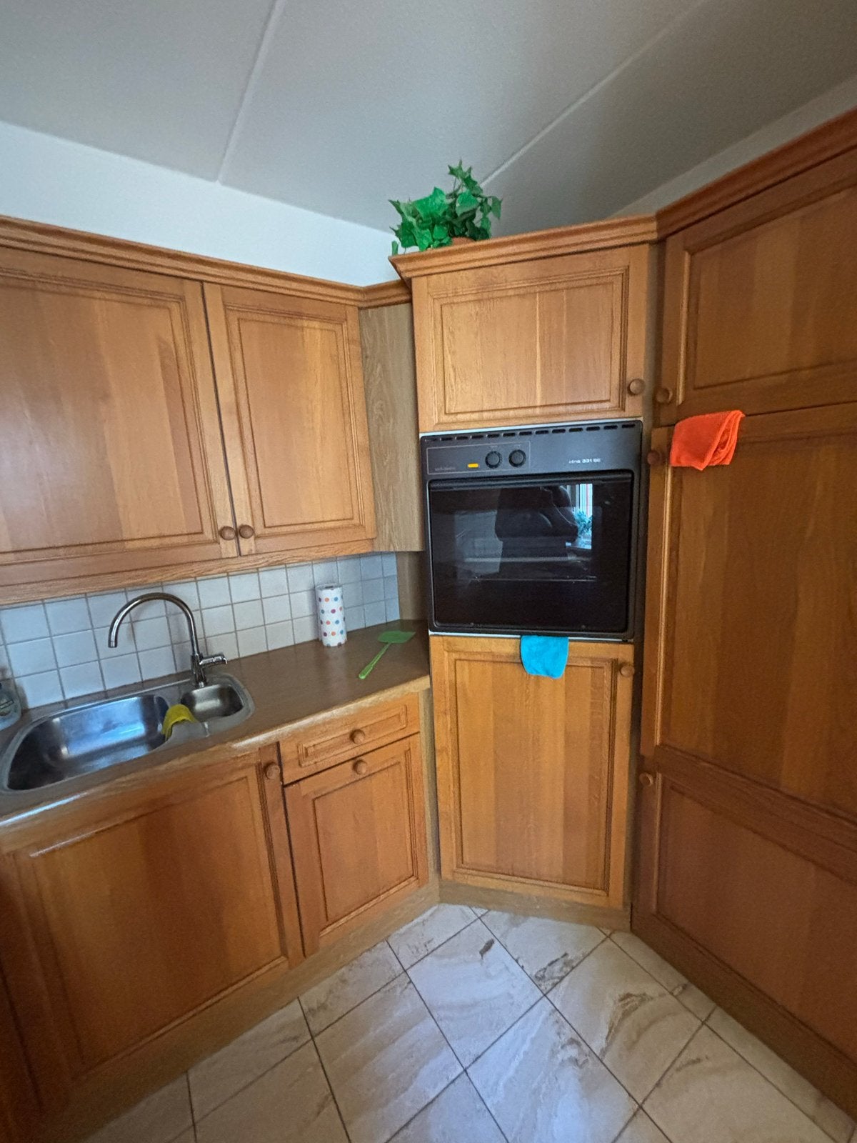 Complete keuken met houten deurtjes en diverse apparatuur, Ophalen, Gebruikt, Bruin, Hoekkeuken