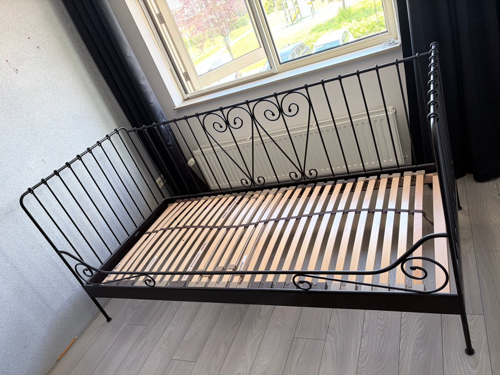 Eenpersoons bedframe zwart staal met lattenbodem, Kinderen en Baby's, Kinderkamer | Bedden, Ophalen, 85 tot 100 cm, Gebruikt, Lattenbodem