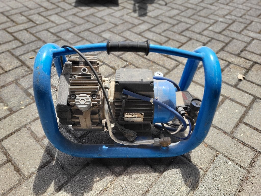 compressor incl. tacker, Ophalen, Gebruikt, 6 tot 10 bar, Minder dan 200 liter/min
