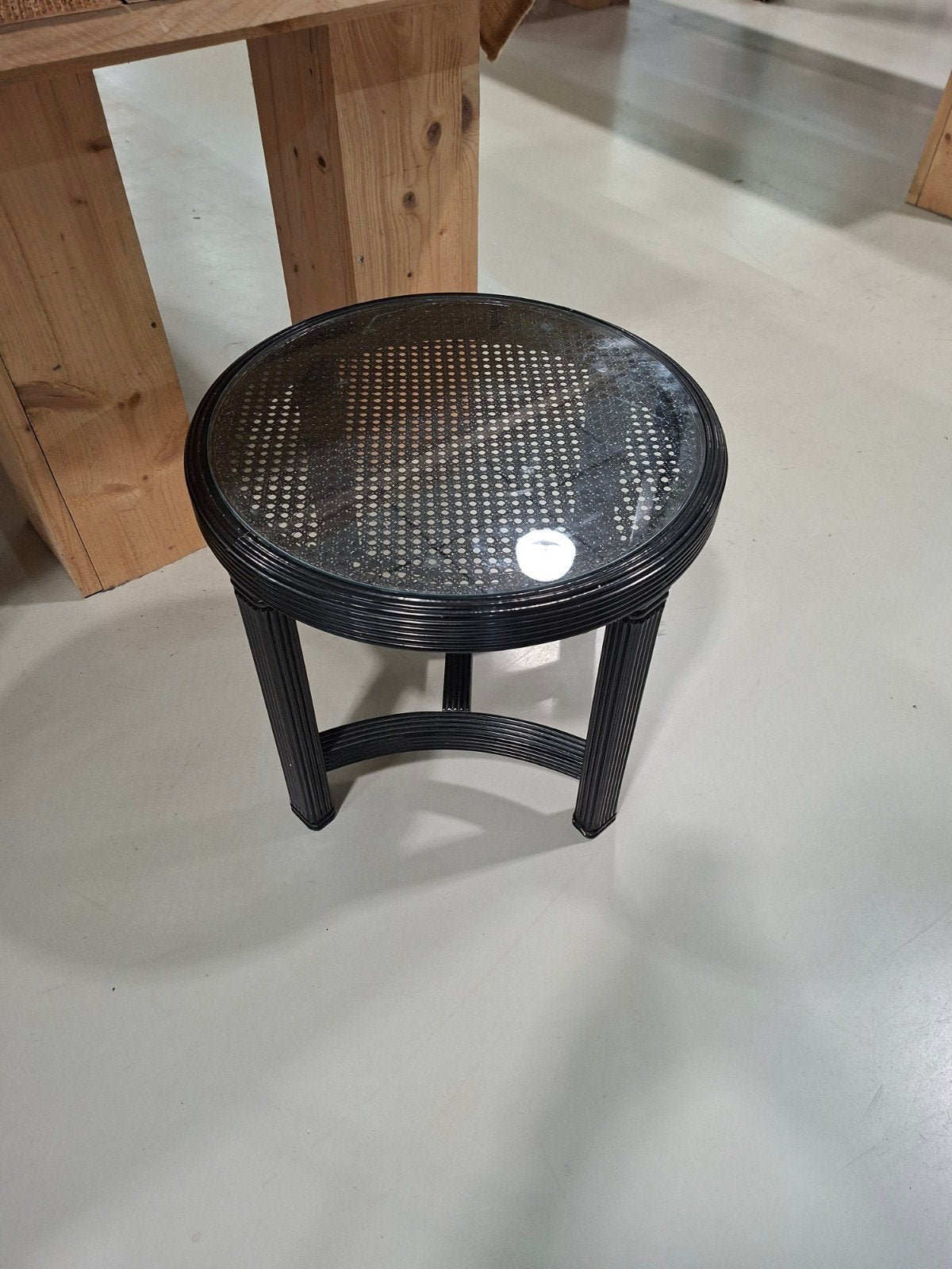 Hollywood bijzettafel met glasplaat - Zwart rotan, Huis en Inrichting, Tafels | Bijzettafels, Minder dan 45 cm, Minder dan 55 cm