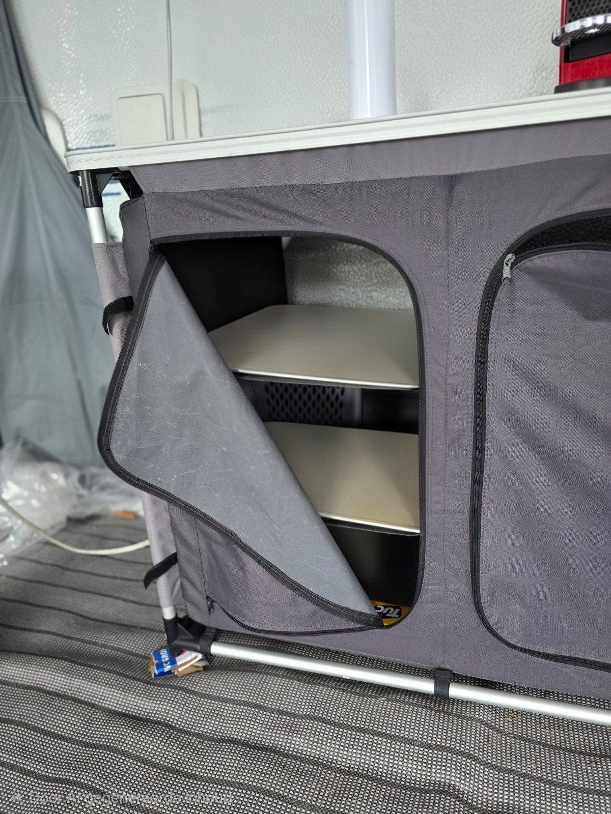 Opvouwbare campingkast met 2 vakken en tafelblad, Caravans en Kamperen, Ophalen, Gebruikt