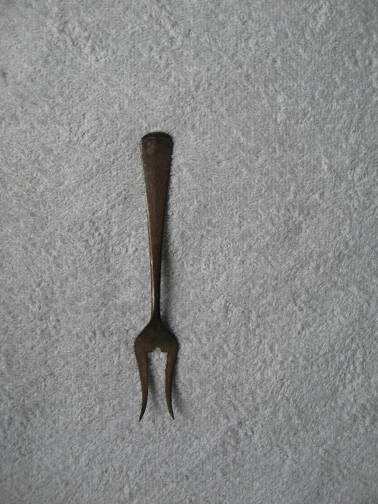 Oud Gero vleesvorkje, achterzijde T Gero 90, Ophalen of Verzenden, Gebruikt, Rvs of Chroom, Los bestek