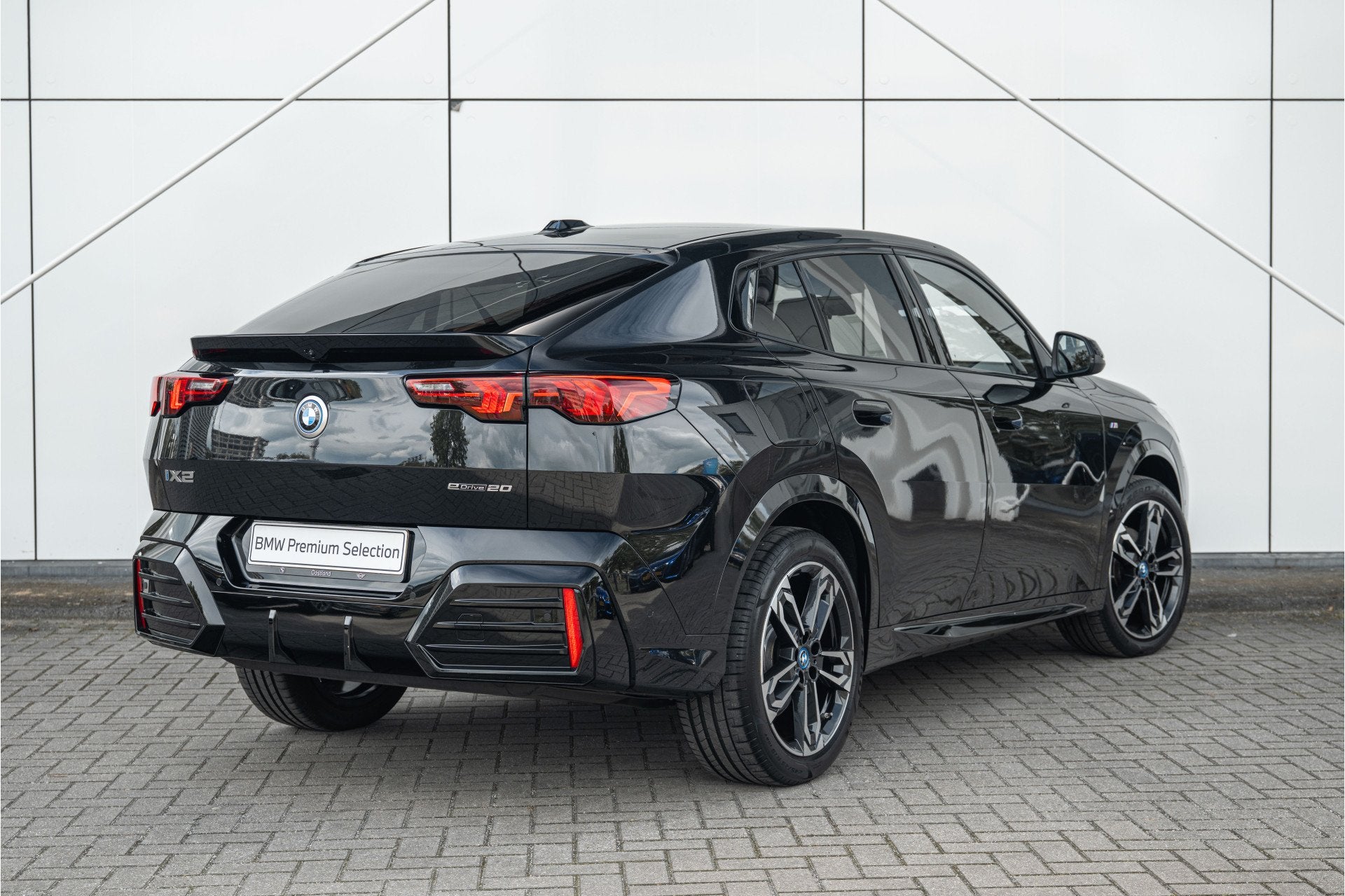 BMW iX2 eDrive20 M Sport / Sportstoelen / Achteruitrijcamera, 478 km, 750 kg, Met garantie (alle), 24 min