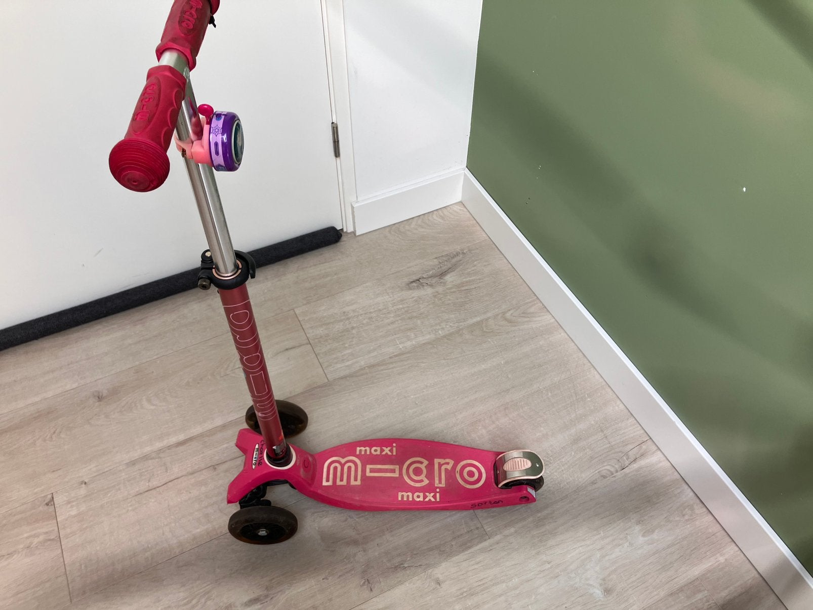 Micro step maxi roze met led verlichting, Fietsen en Brommers, Ophalen of Verzenden, Zo goed als nieuw, Gewone step