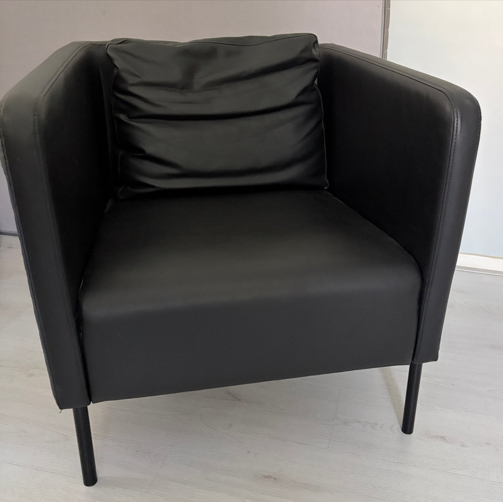 IKEA fauteuil zwart leer met ruitpatroon, Ophalen, Zwart, Leer, Zo goed als nieuw