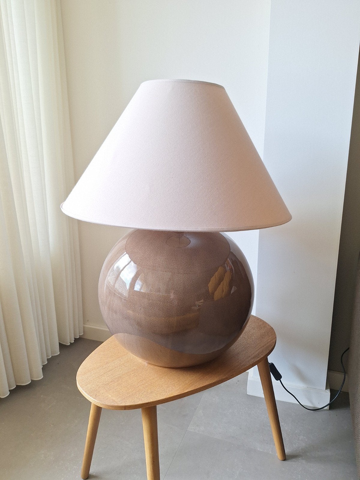 lamp met ronde beige bruine keramieken voet en lichte kap, Zo goed als nieuw, Bruin, Modern, Ophalen
