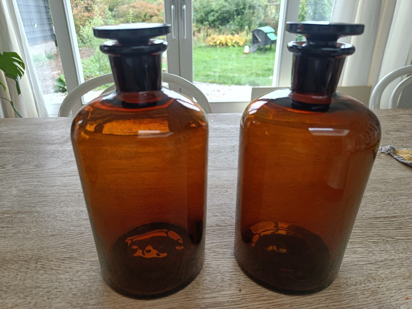 Set van 2 antieke apothekersflessen van bruin glas, Ophalen