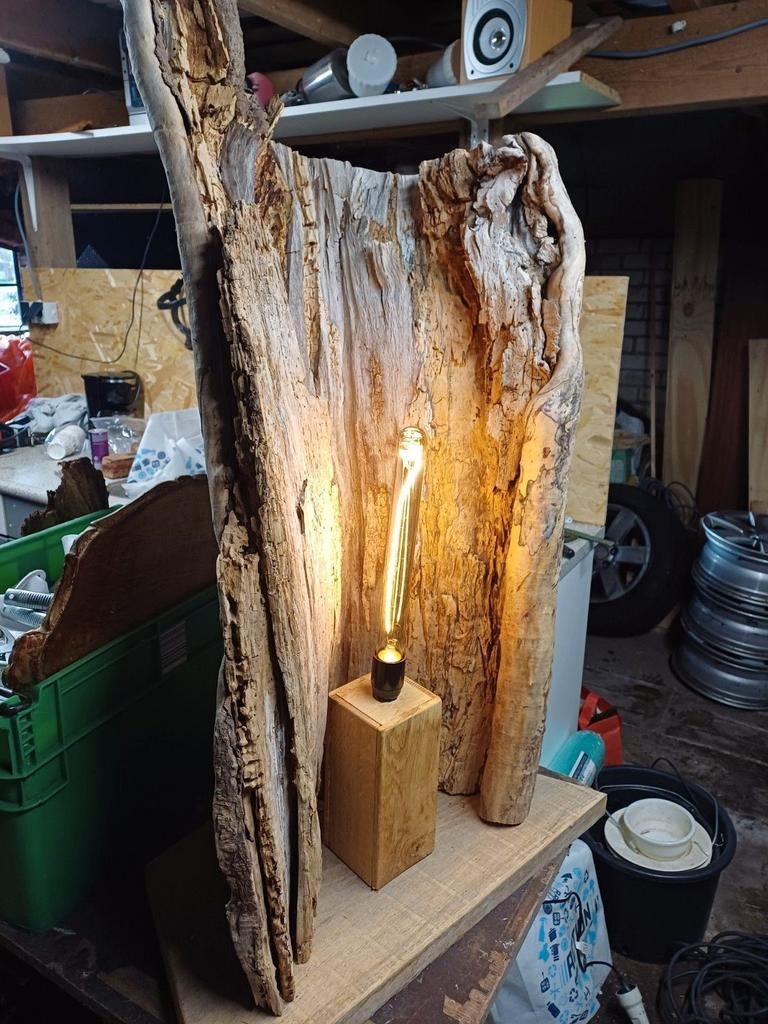 Grote staande lamp van oude.holle wilg, Ophalen