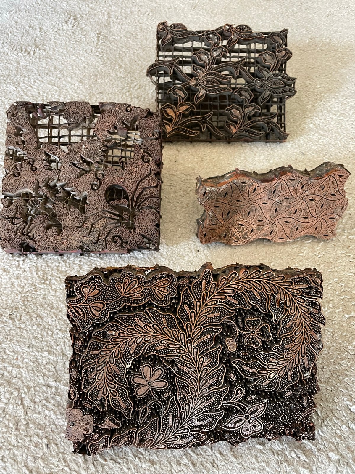 Set van 4 antieke batik stempels (tjaps), Ophalen