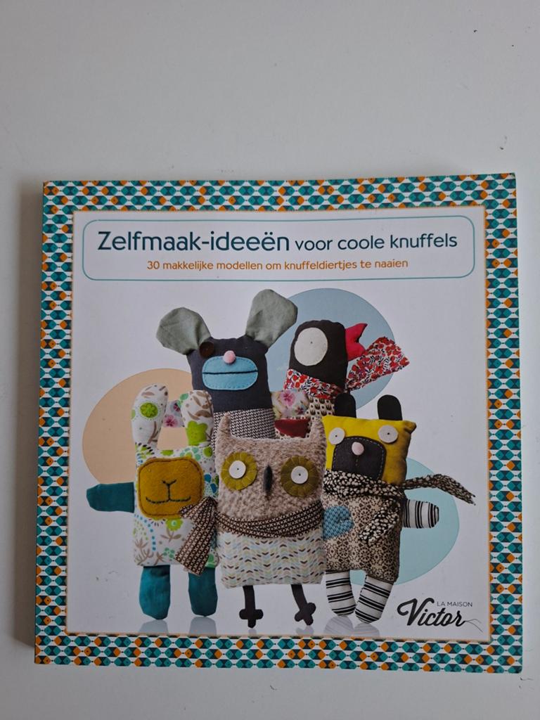 Zelfmaak-ideeën voor coole knuffels - Naaiboek, La Maison Victor, Ophalen of Verzenden, Zo goed als nieuw, Borduren en Naaien
