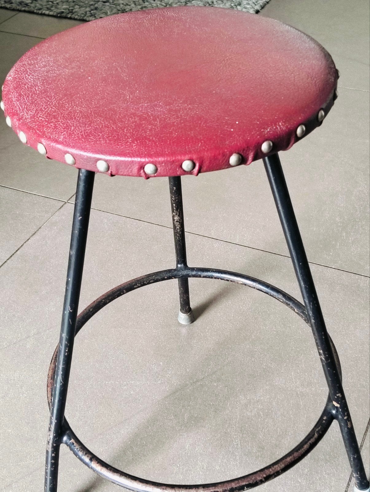 Vintage metalen kruk met rode  zitting, Ophalen of Verzenden