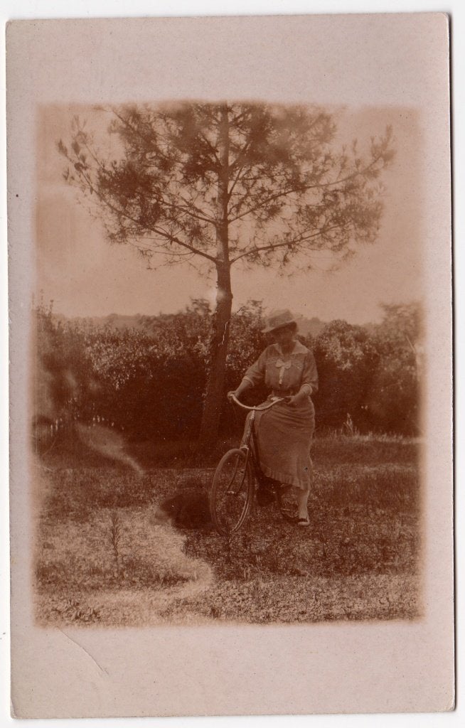 Antieke Franse Fotokaart Dame met Fiets onder Boom ca. 1920, Verzamelen, Foto's en Prenten, Gebruikt, Overige onderwerpen, Voor 1940