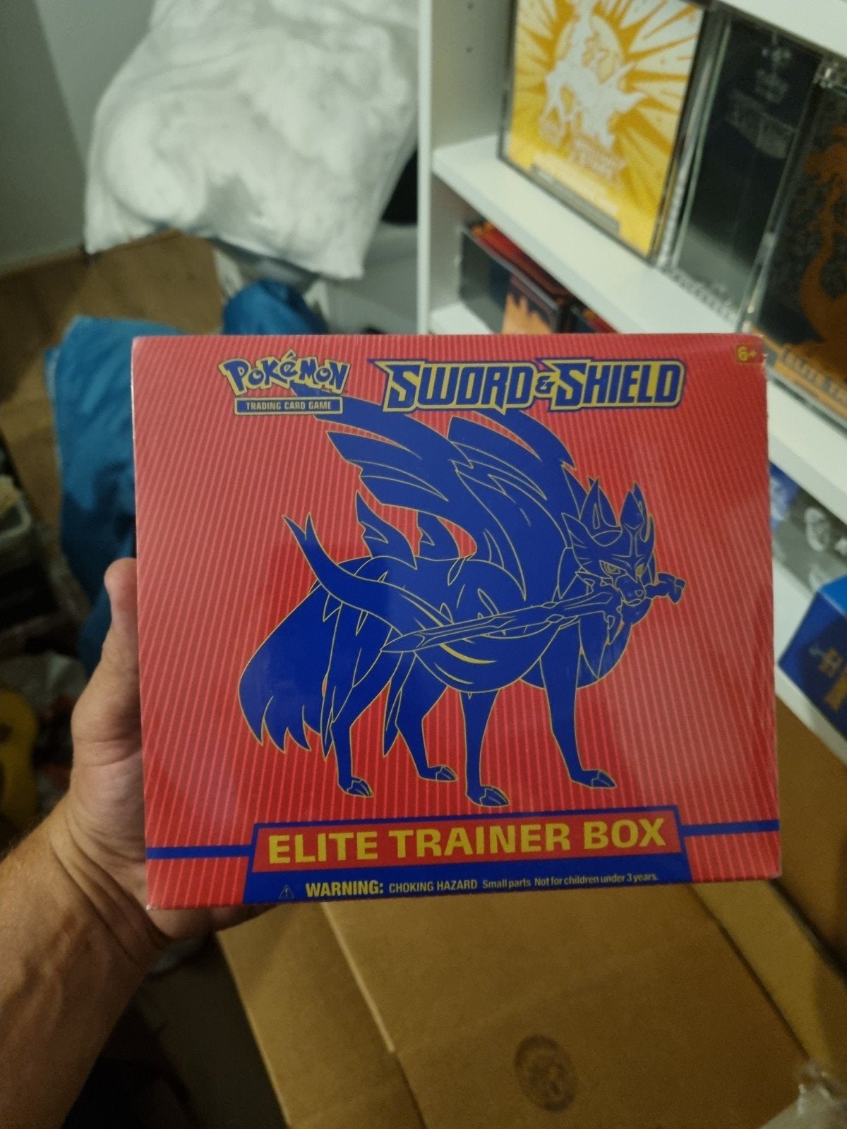 Sword & Shield Elite Trainer Box (Zacian) damaged light, Ophalen of Verzenden, Nieuw, Boosterbox