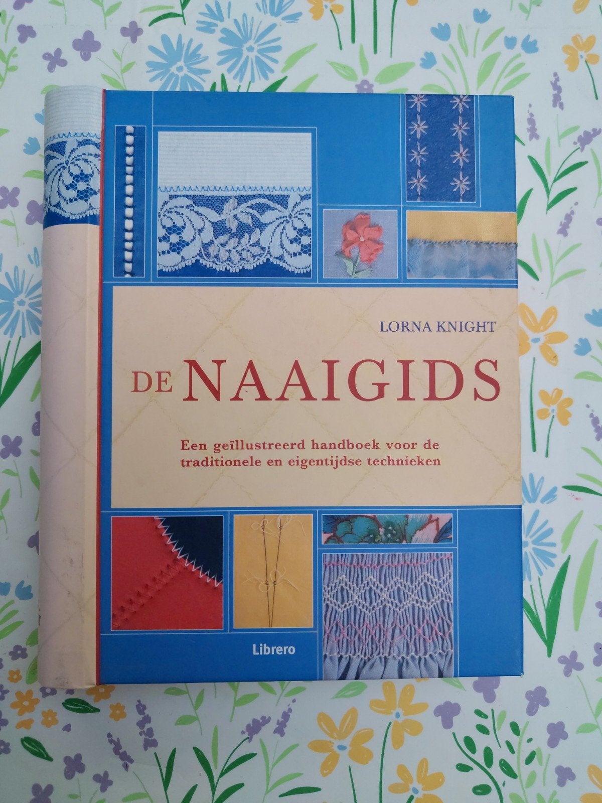 De Naaigids: Geïllustreerd Handboek Naaitechnieken, Boeken, Hobby en Vrije tijd, Gelezen, Borduren en Naaien, Ophalen of Verzenden