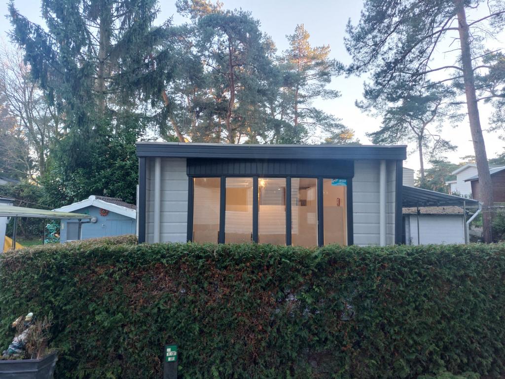 Modern chalet in bosrijke omgeving, Caravans en Kamperen, Stacaravans, tot en met 4, Ophalen of Verzenden