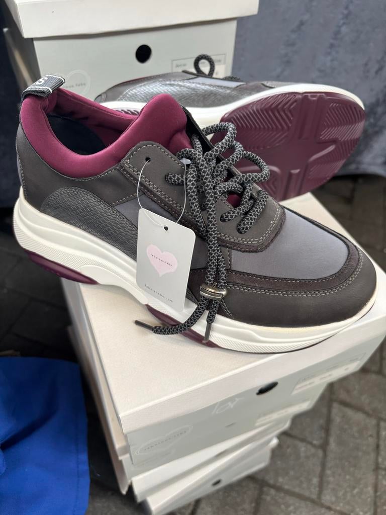 Nieuwe Fabs sneakers grijs/paars  maten 37 / 38 en 40, Ophalen of Verzenden, Nieuw, Grijs, Sneakers of Gympen