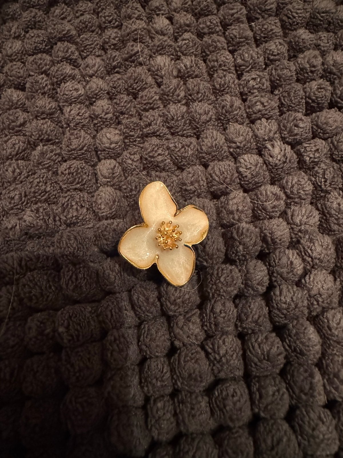 Elegante bloemvormige pin - Wit met gouden accenten, Sieraden, Tassen en Uiterlijk, Overige materialen, Wit, Minder dan 4 cm, Ophalen of Verzenden