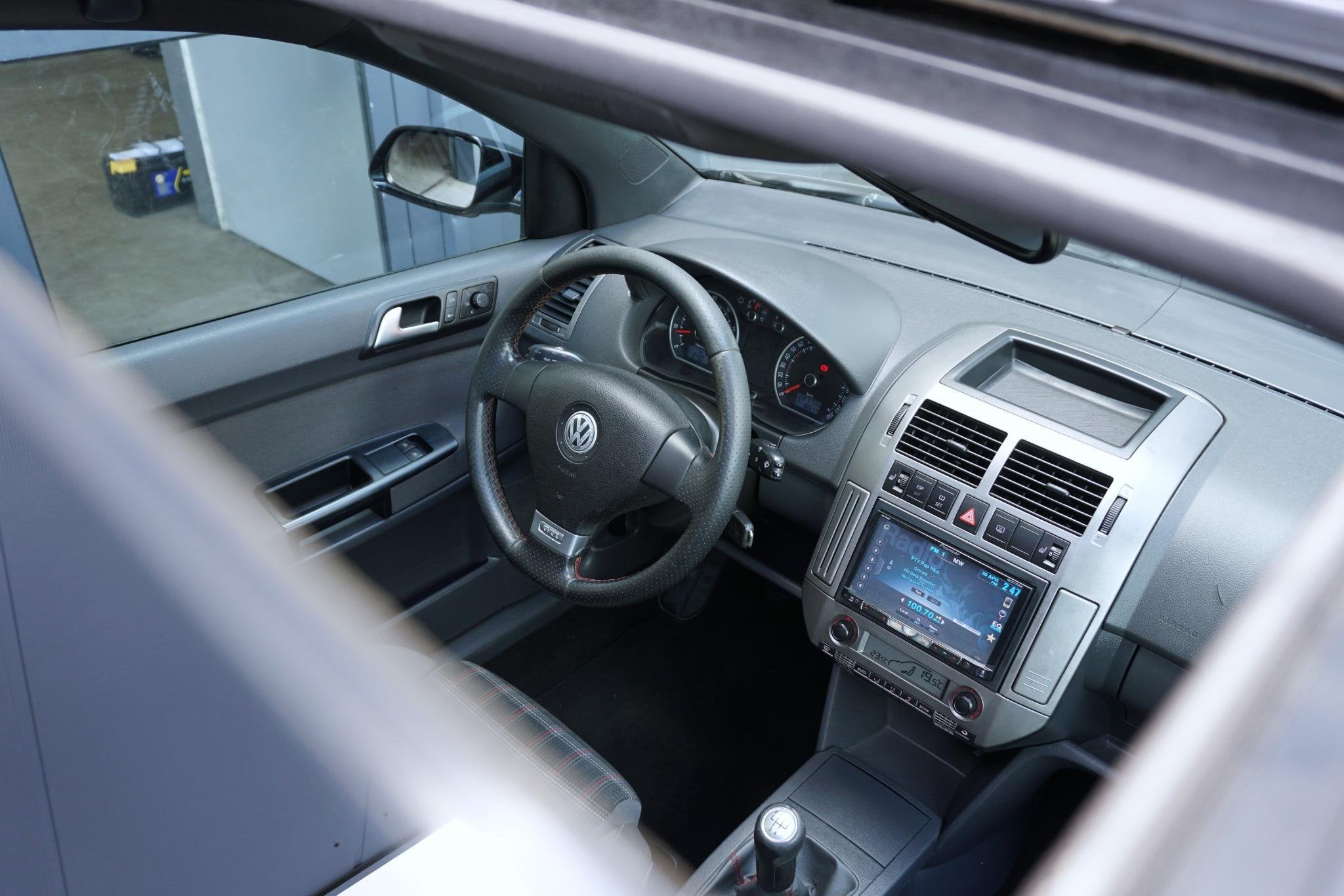 Volkswagen Polo 1.8 GTI *NL AUTO* + PANO / STOELVERWARMING /, Auto's, Volkswagen, Stof, Zwart, 4 cilinders, 150 pk