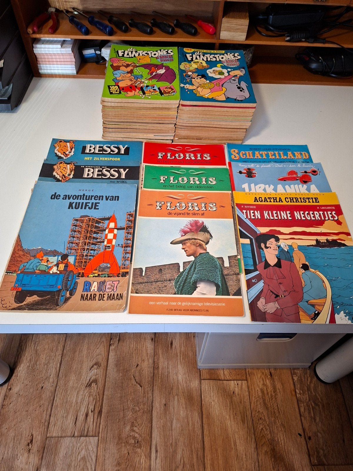 stripboeken 30 x flinstone plus 9 ander, Meerdere stripboeken, Ophalen of Verzenden, Gelezen