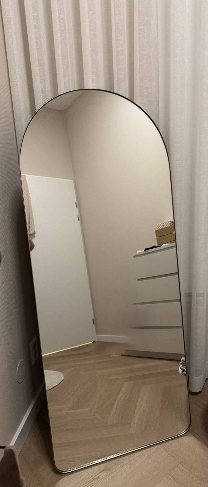 Maisonsdumonde Boogvormige staande spiegel van verguld staal, Huis en Inrichting, Woonaccessoires | Spiegels, Ophalen, Zo goed als nieuw