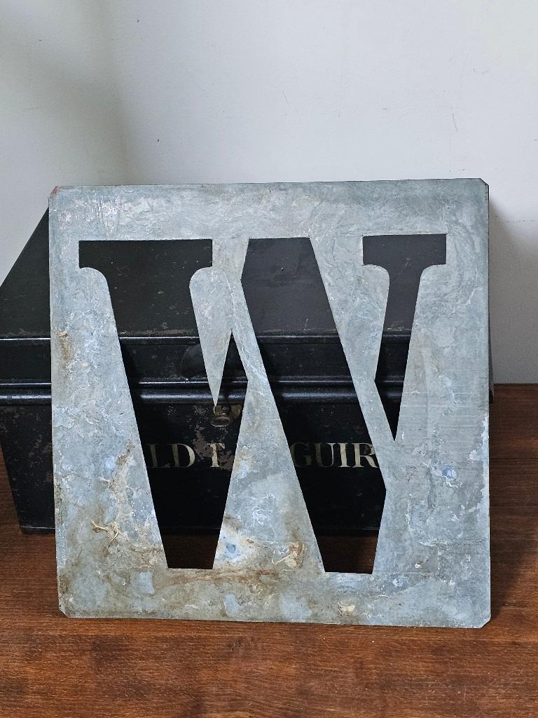 Groot oud zinken lettersjabloon alfabet LETTER 'W' 26X26cm, Antiek en Kunst, Ophalen of Verzenden